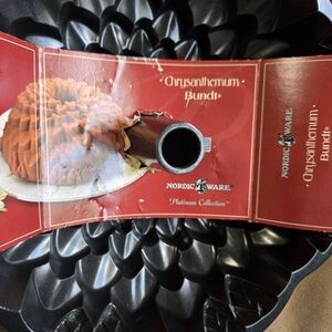 Nordic Ware Chrysanthemum Bundt Cake Pan 10 Cup Non Stick marigold